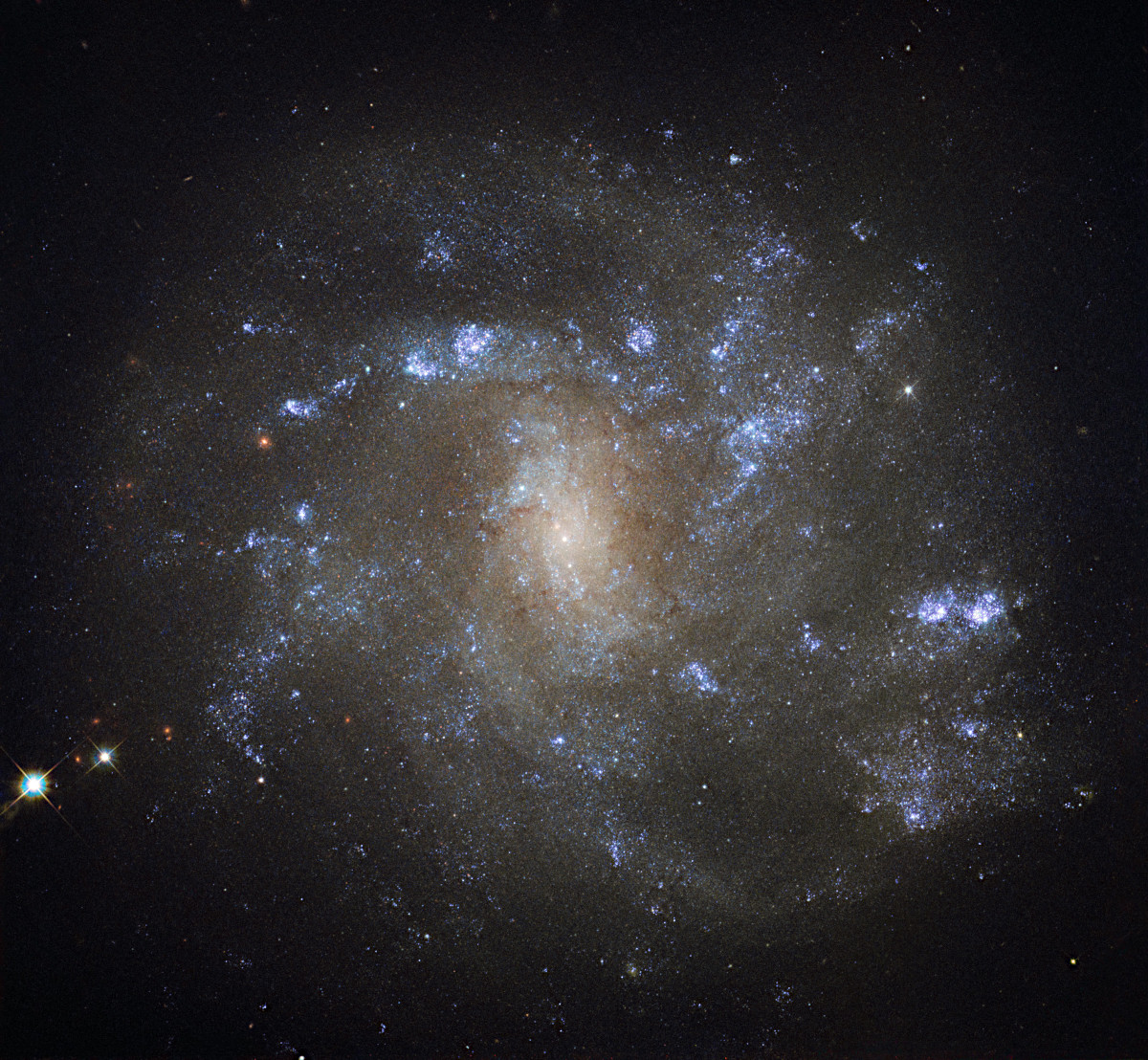 天の川銀河に似た棒渦巻銀河NGC 2500