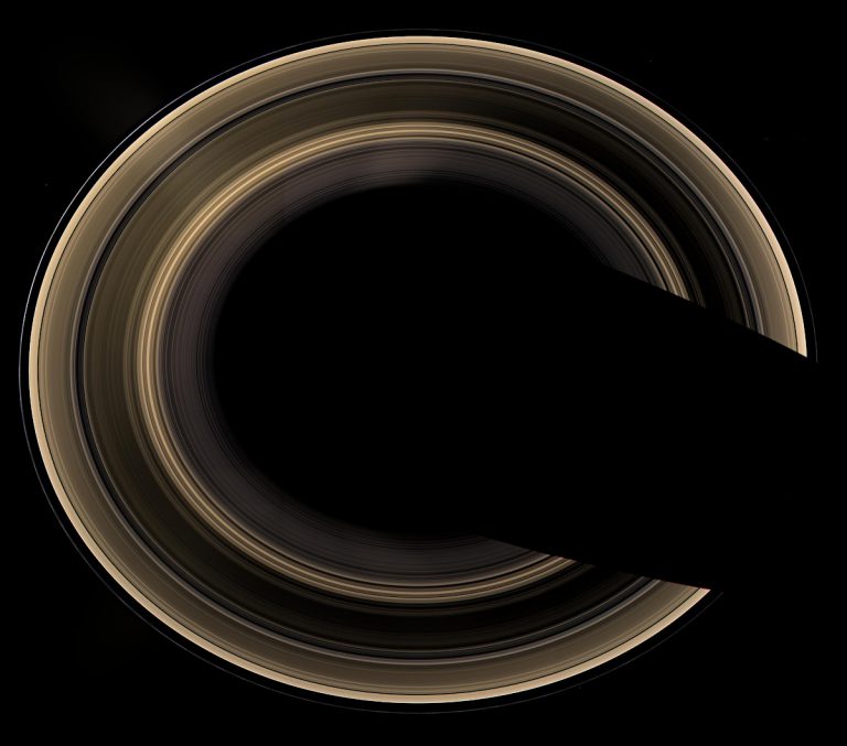 カッシーニがとらえた土星のリング・ワールド
