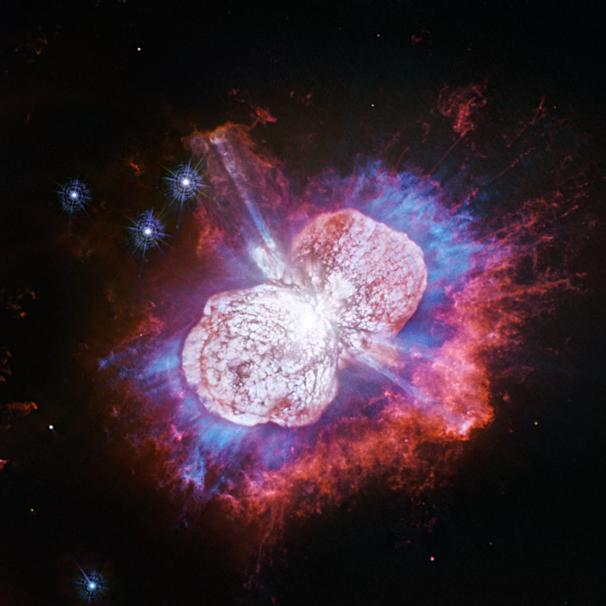 りゅうこつ座イータ星で、これまで知られていなかったガスの存在が明らかに