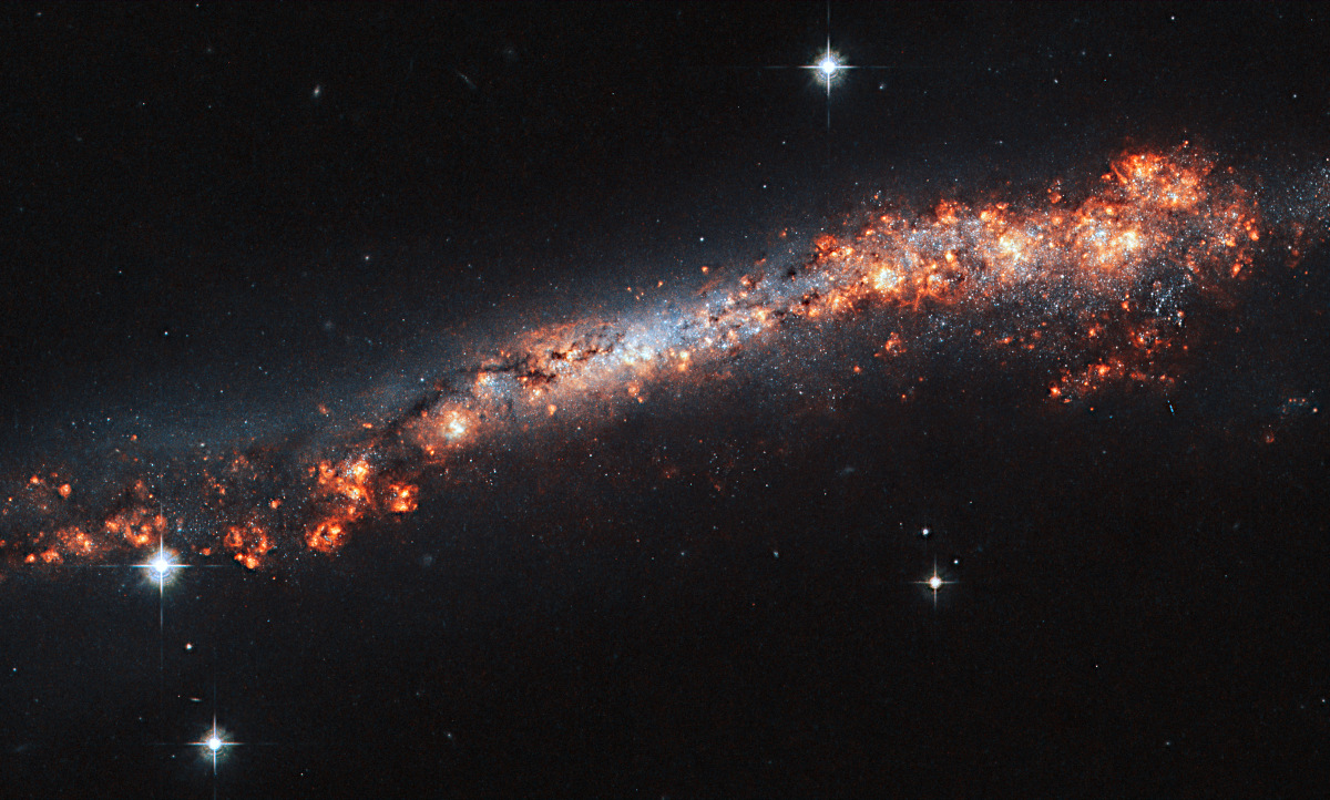 ハッブル宇宙望遠鏡がとらえた渦巻銀河ngc 3432 アストロピクス