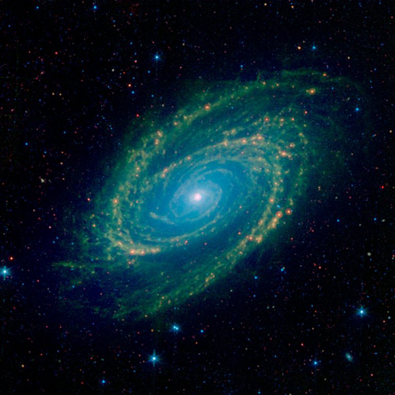 スピッツァー宇宙望遠鏡がとらえた渦巻銀河M81
