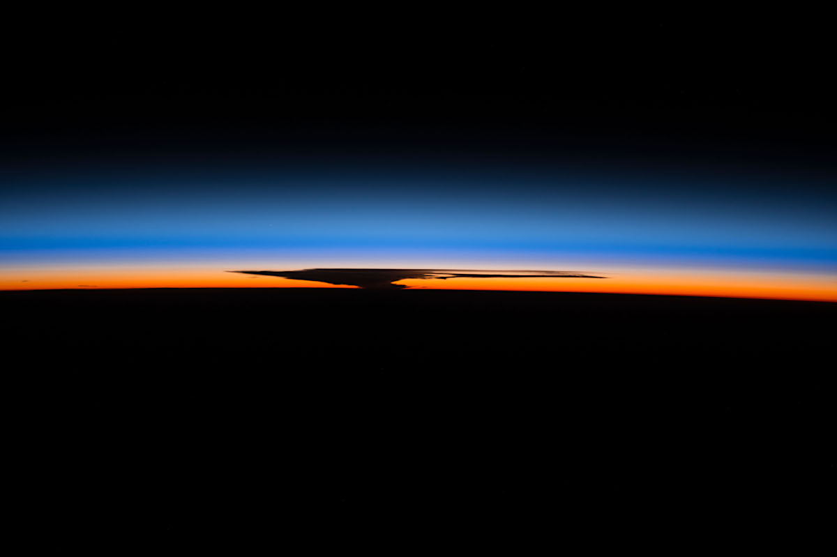 国際宇宙ステーションからとらえた かなとこ雲 のシルエット アストロピクス