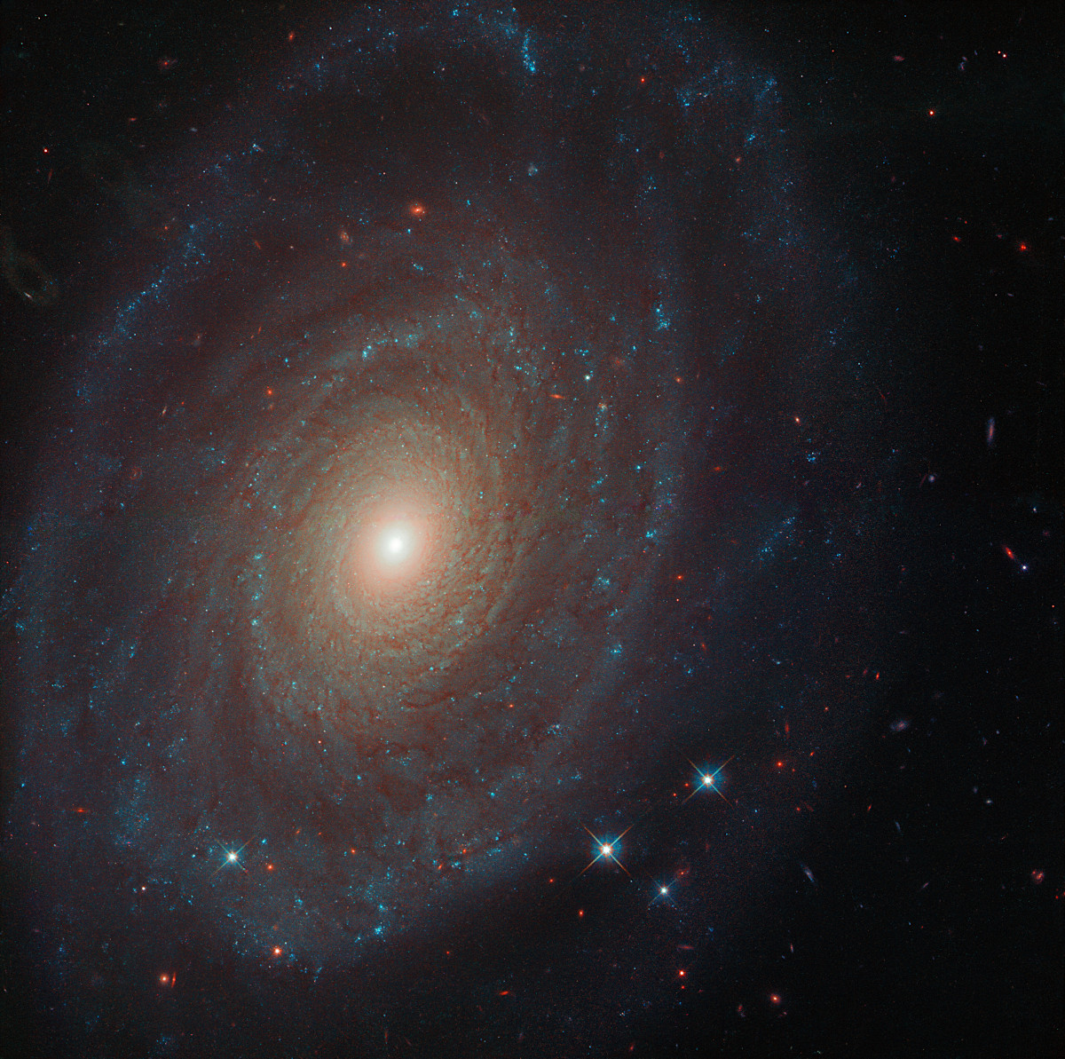 おひつじ座の渦巻銀河ngc 691 ハッブル宇宙望遠鏡の今週の1枚 アストロピクス