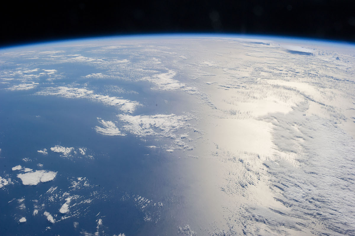 国際宇宙ステーションからとらえた 太陽光を反射して輝く海 アストロピクス