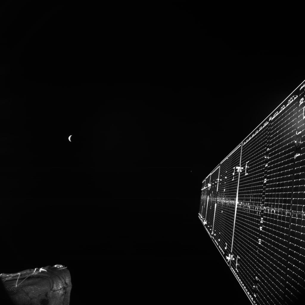 フライバイを終えたベピコロンボが去り際にとらえた地球と月。Image Credit: ESA/BepiColombo/MTM, CC BY-SA 3.0 IGO