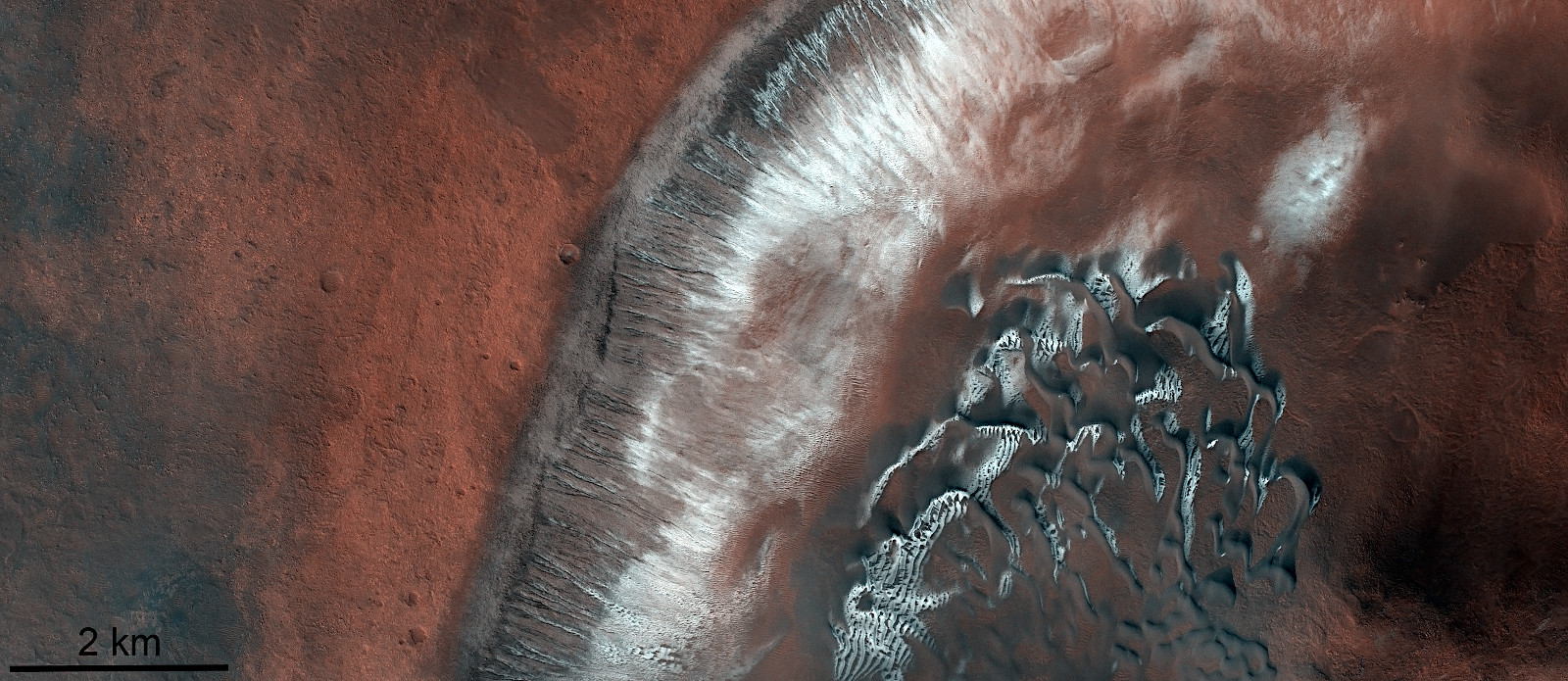 火星の春 クレーター北側の壁に残った氷 アストロピクス