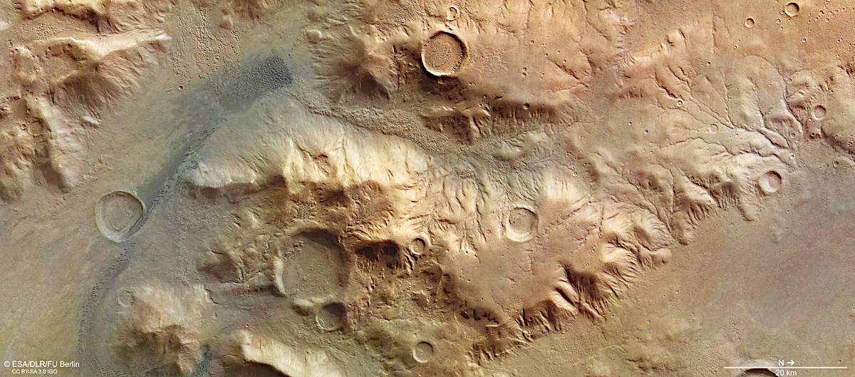 マーズ エクスプレスがとらえた火星のアルギュレ盆地北縁の山脈 アストロピクス