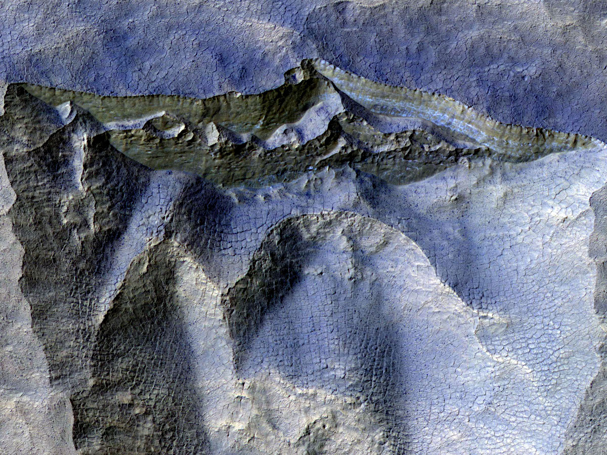 火星の崖の壁面にうっすらと見える地下の氷 アストロピクス