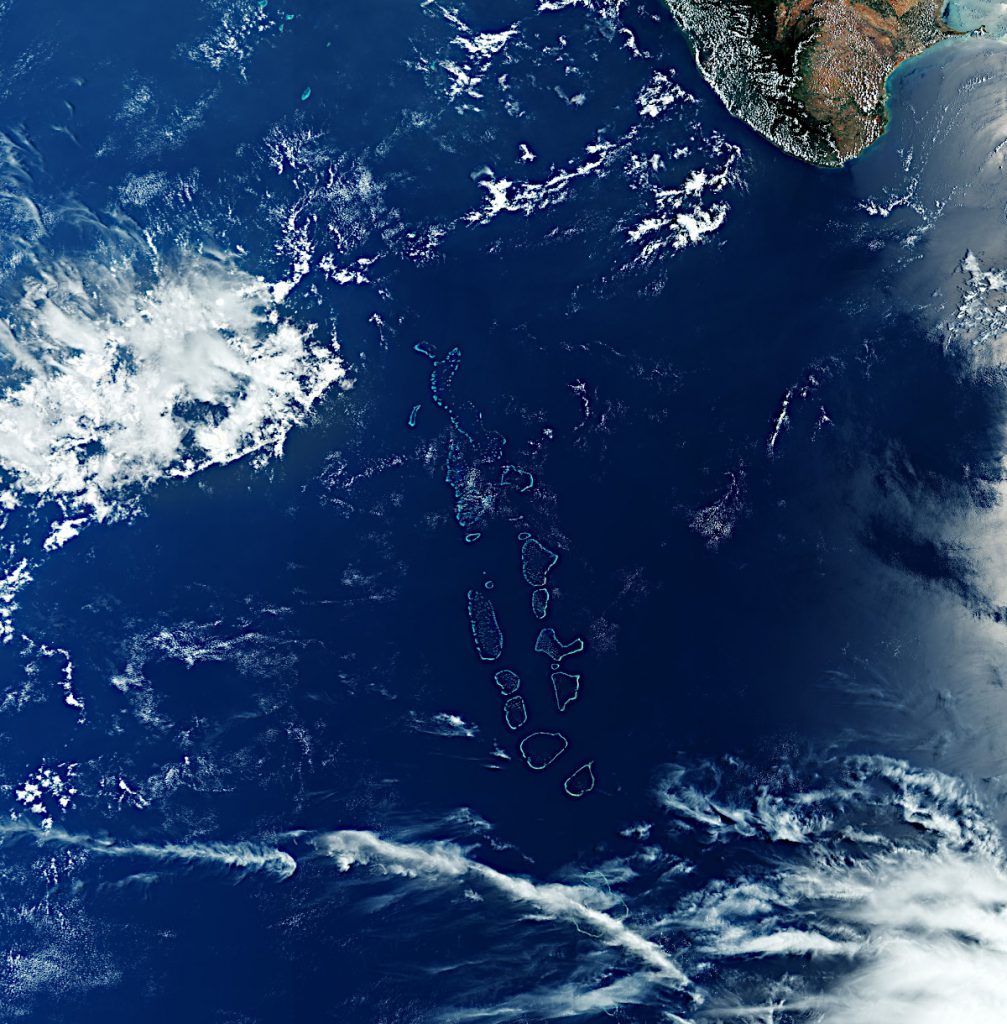 インド洋に浮かぶ環礁の国モルディブをヨーロッパの地球観測衛星がとらえた