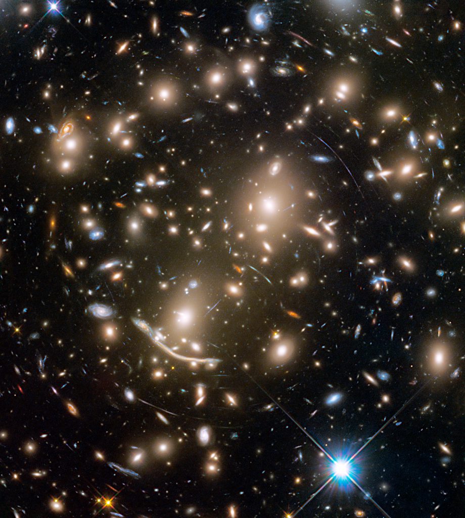 ハッブル宇宙望遠鏡が撮影した銀河団Abell 370。Image Credit: NASA, ESA, and J. Lotz and the HFF Team (STScI)