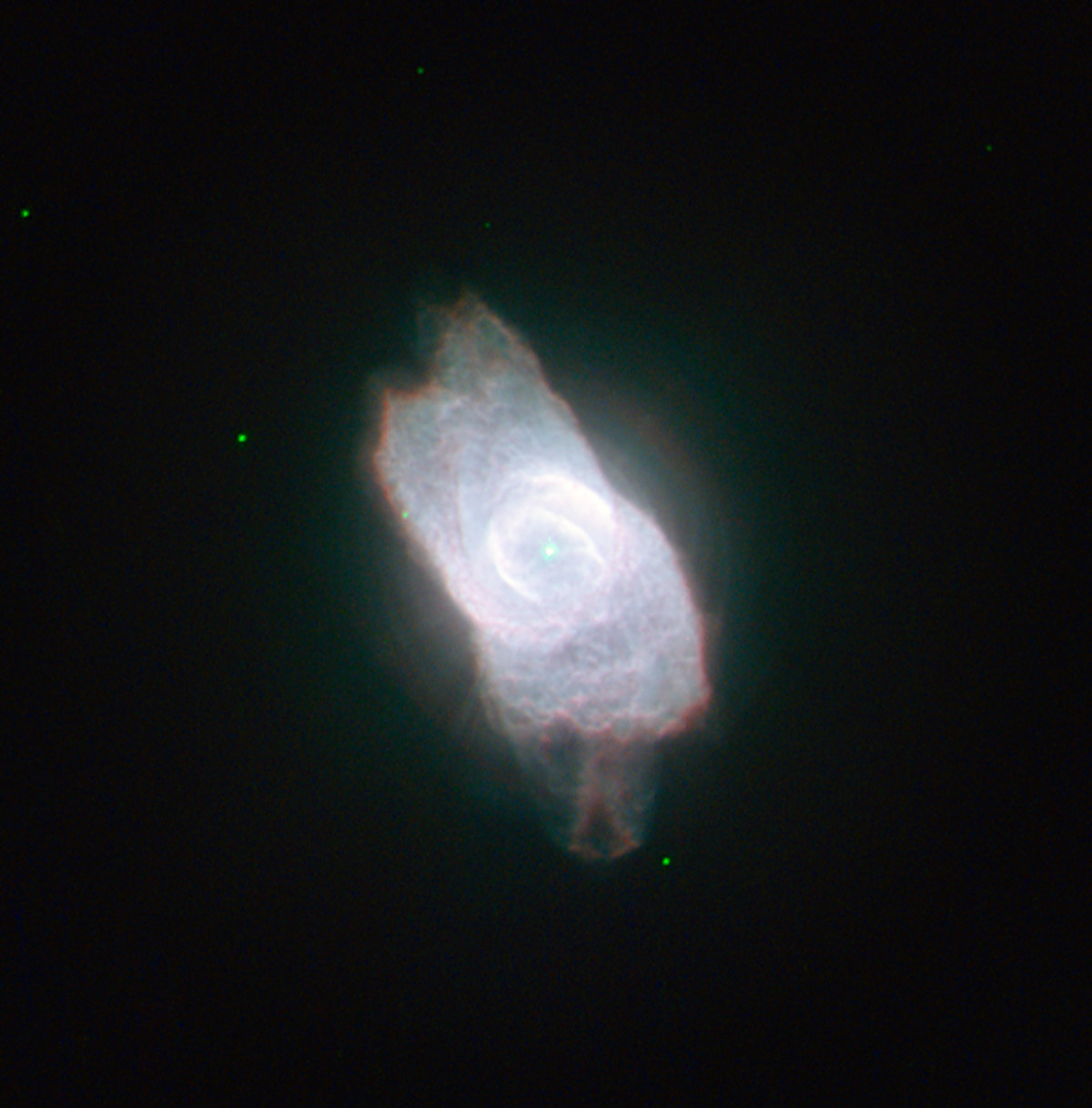 ハッブル宇宙望遠鏡がとらえた、へびつかい座の若い惑星状星雲NGC 6572