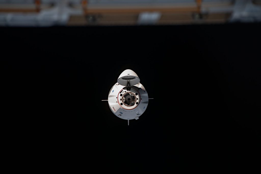 ISSに接近中のレジリエンス。Image Credit: NASA