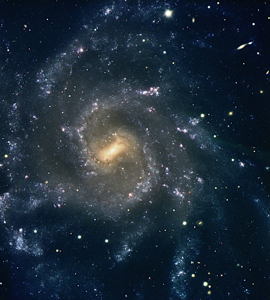 ESOのVLTで撮影された、つる座の棒渦巻銀河NGC 7424