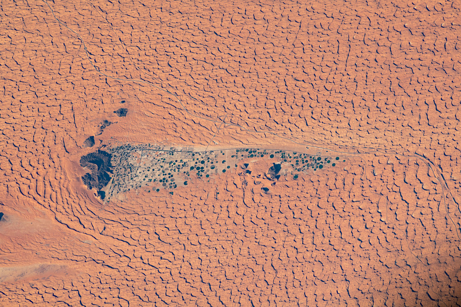 Issからとらえた広大な砂漠に囲まれたサウジアラビアの小さな町 アストロピクス