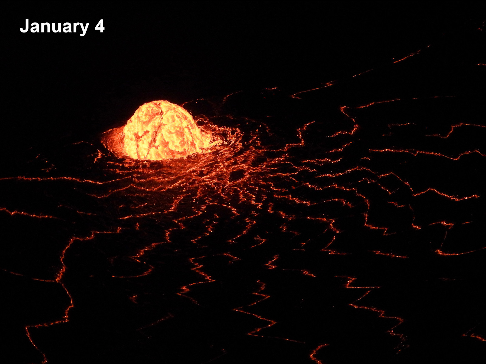 ハワイ キラウエア火山で溶岩湖に流れ込む溶岩 21年1月 アストロピクス