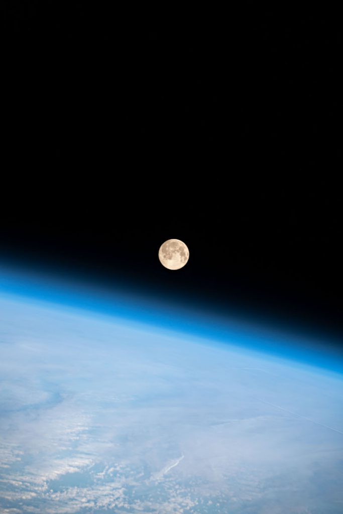 地球の大気の上に浮かぶ満月
