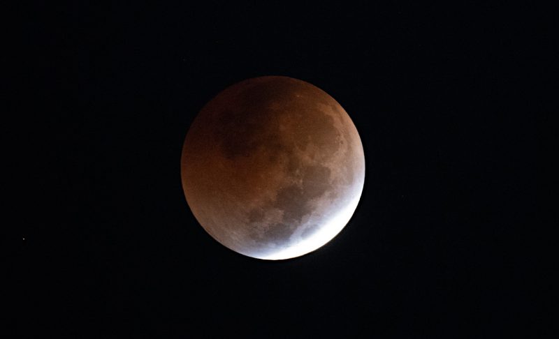 ケネディ宇宙センターで撮影された皆既月食中の赤い月