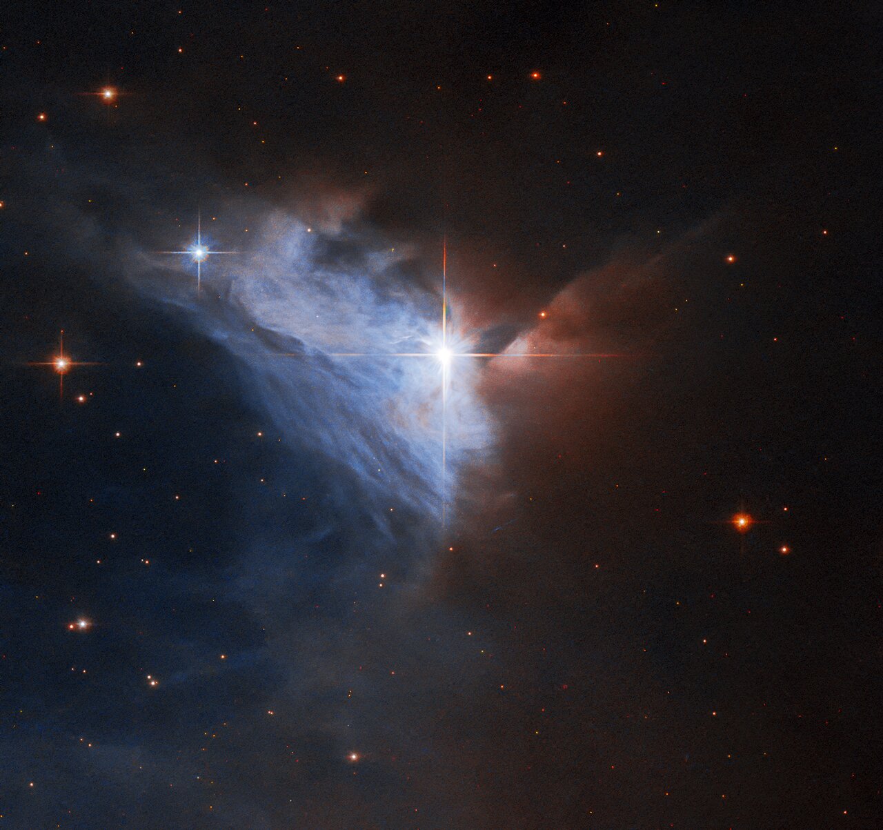 ハッブル望遠鏡がとらえた、明るい星に照らされる星雲NGC 2313