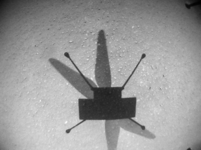 8回目の飛行時にインジェニュイティの航法カメラで撮影された画像。火星の地表にヘリコプターの影が映っています。Credit: NASA/JPL-Caltech
