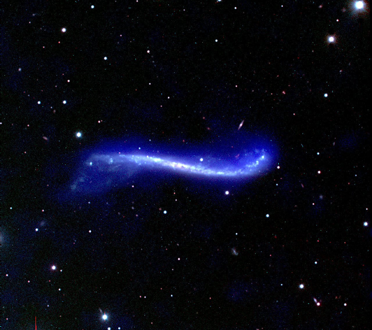 積分記号（∮）のような形に歪んだ渦巻銀河UGC 3697 | アストロピクス