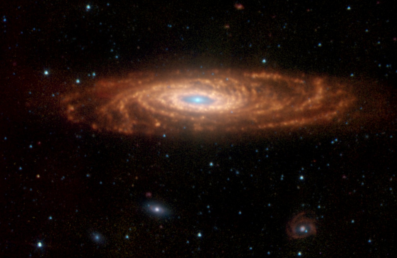 赤外線で捉えた天の川銀河の「双子」の渦巻銀河NGC 7331