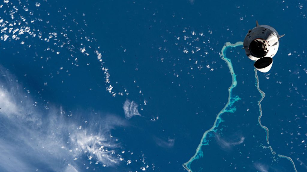 5時17分ごろ撮影。地球にはマーシャル諸島のジャルート環礁が見えています。Credit: NASA