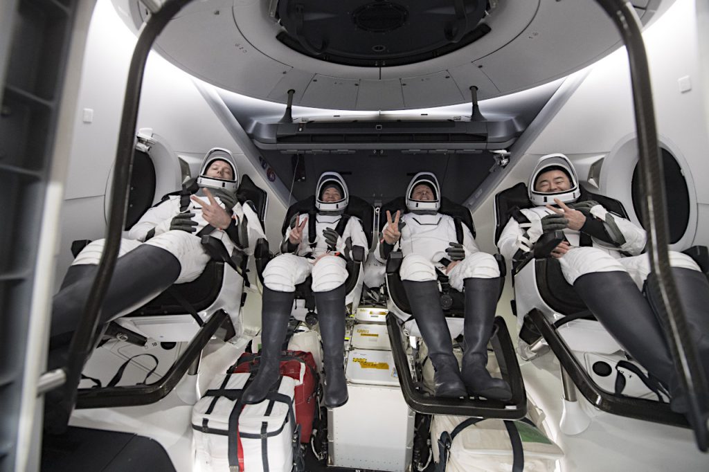 回収船に引き上げられたのちにクルードラゴン内で撮影された写真です。左からESA（ヨーロッパ宇宙機関）のトマ・ペスケ飛行士、NASA（アメリカ航空宇宙局）のメ―ガン・マッカーサー飛行士、シェーン・キンブロー、星出彰彦飛行士。Credit: NASA/Aubrey Gemignani
