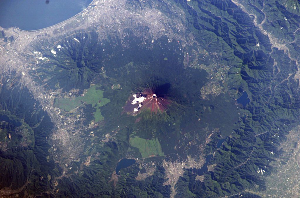2004年6月15日7時ごろ撮影。ISS009-E-11498