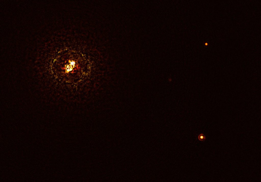 左上に映っているのがケンタウルス座b星で、右下の点が今回発見された惑星です。右上の点は背景にある別の星。画像はVLTに搭載された「SPHERE」という装置を使って得られました。Image Credit: ESO/Janson et al.