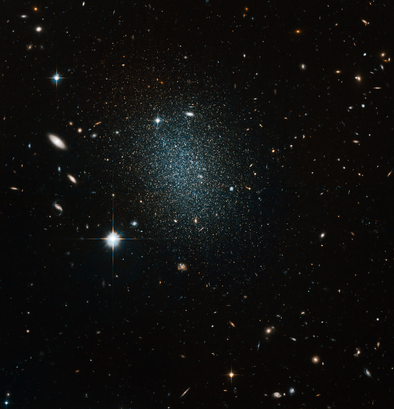近いけれども暗い矮小銀河eso 540 030 ハッブル宇宙望遠鏡が撮影 アストロピクス