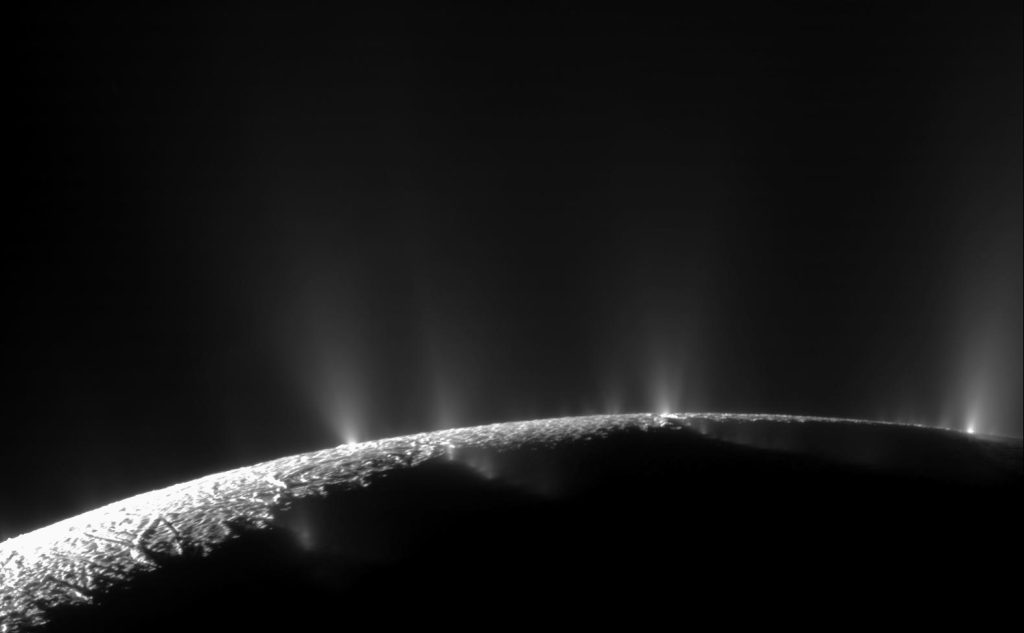 カッシーニ探査機がとらえたエンケラドスの南極付近から噴出するプルーム。Image Credit: NASA/JPL/Space Science Institute