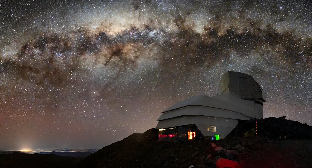 建設中のベラ・ルービン天文台と夜空の天の川 | アストロピクス