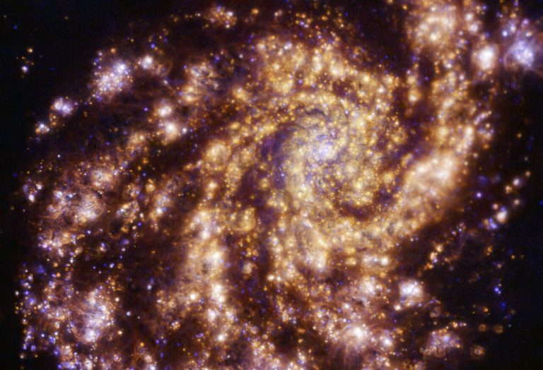 グランドデザイン渦巻銀河M99の電離ガス雲からの光