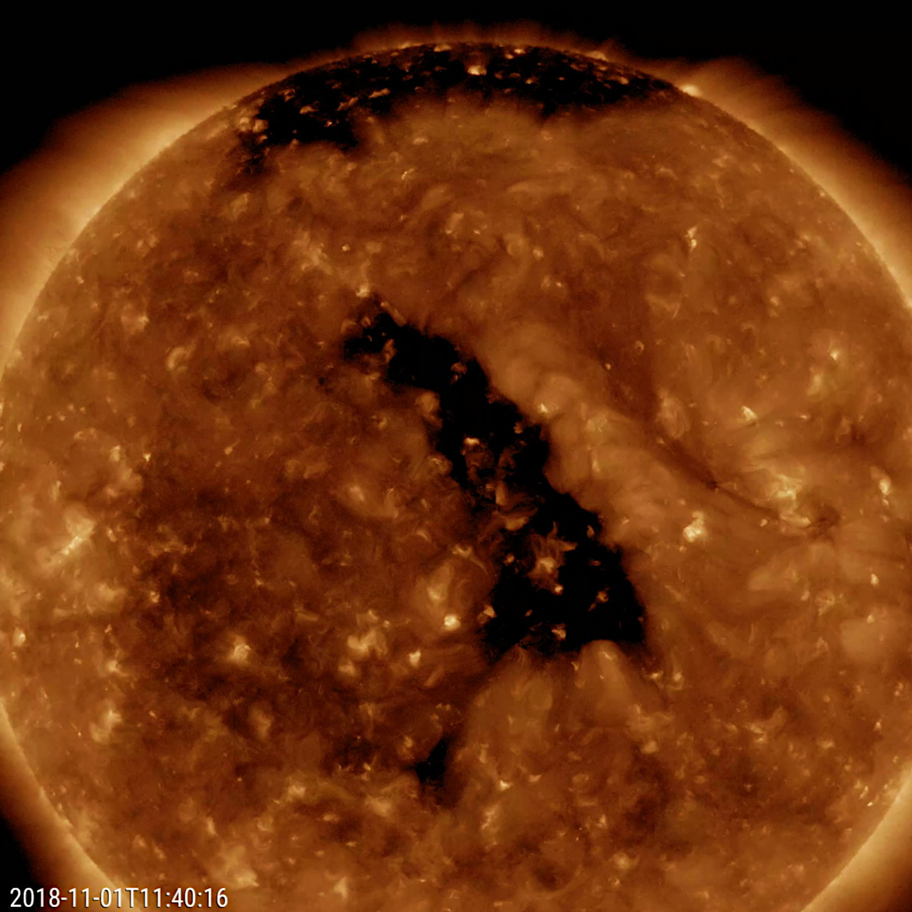 太陽の上層大気に空いた巨大な穴 コロナホール 18年11月 アストロピクス