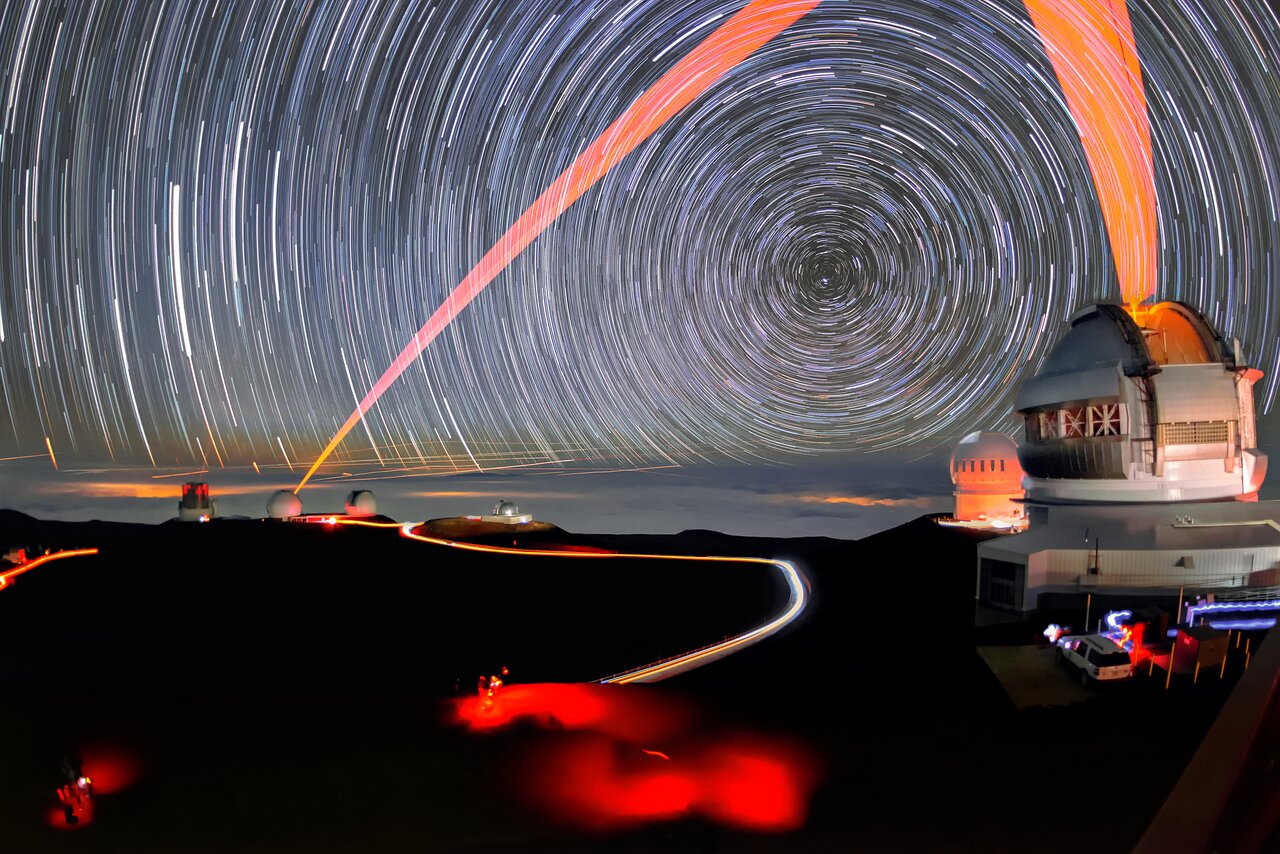 弧を描く北天の星々と望遠鏡からのレーザー光の軌跡 アストロピクス