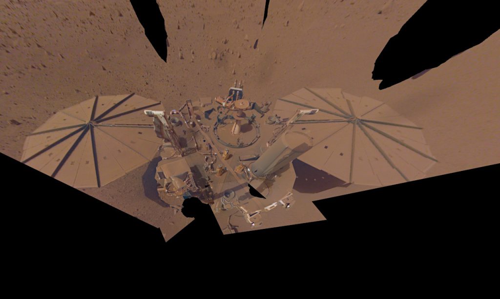 インサイトの「自撮り」画像。2022年4月24日（1211火星日）に撮影された画像です。インサイトは2022年12月にミッションを終了しました。