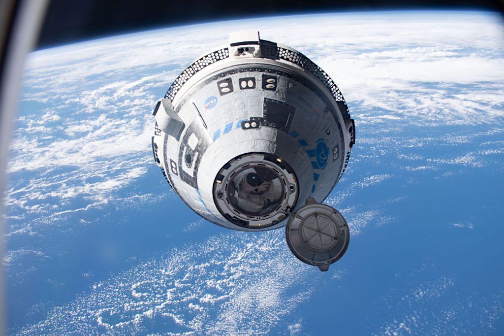 2022年5月に行われた2回目の無人飛行試験（Orbital Flight Test-2）で、ISSに接近中のスタライナー宇宙船。打ち上げからISSへのドッキング、帰還までの試験に成功しました。Image Credit: NASA