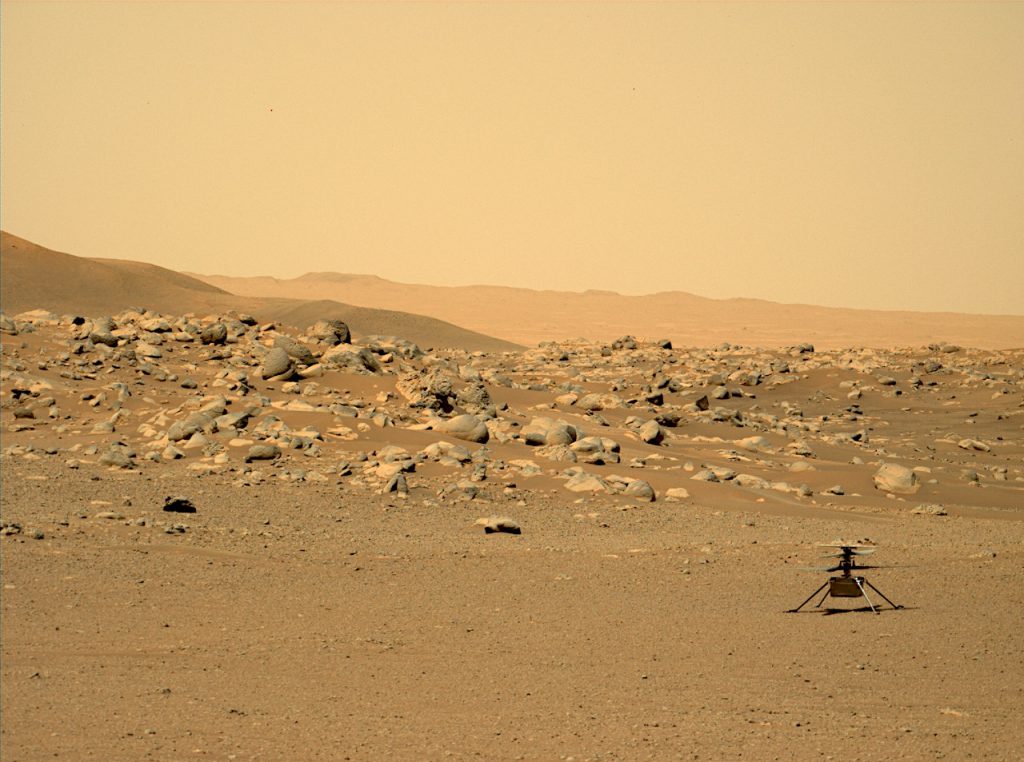 火星ヘリコプター「インジェニュイティ」。探査車パーサヴィアランスが2021年6月15日に撮影。Image Credit: NASA/JPL-Caltech/ASU/MSSS