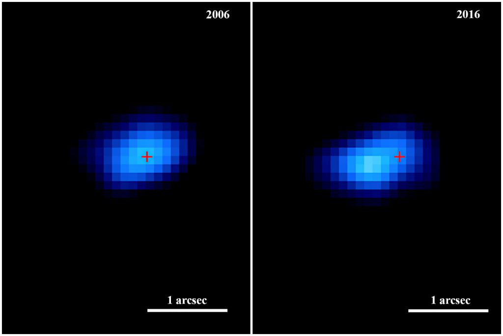 2006年と2016年のパルサーの位置。赤い「＋」印を基準にするとパルサーが左に動いているのが分かります。Credit: X-ray: NASA/CXC/SAO/L. Xi et al.