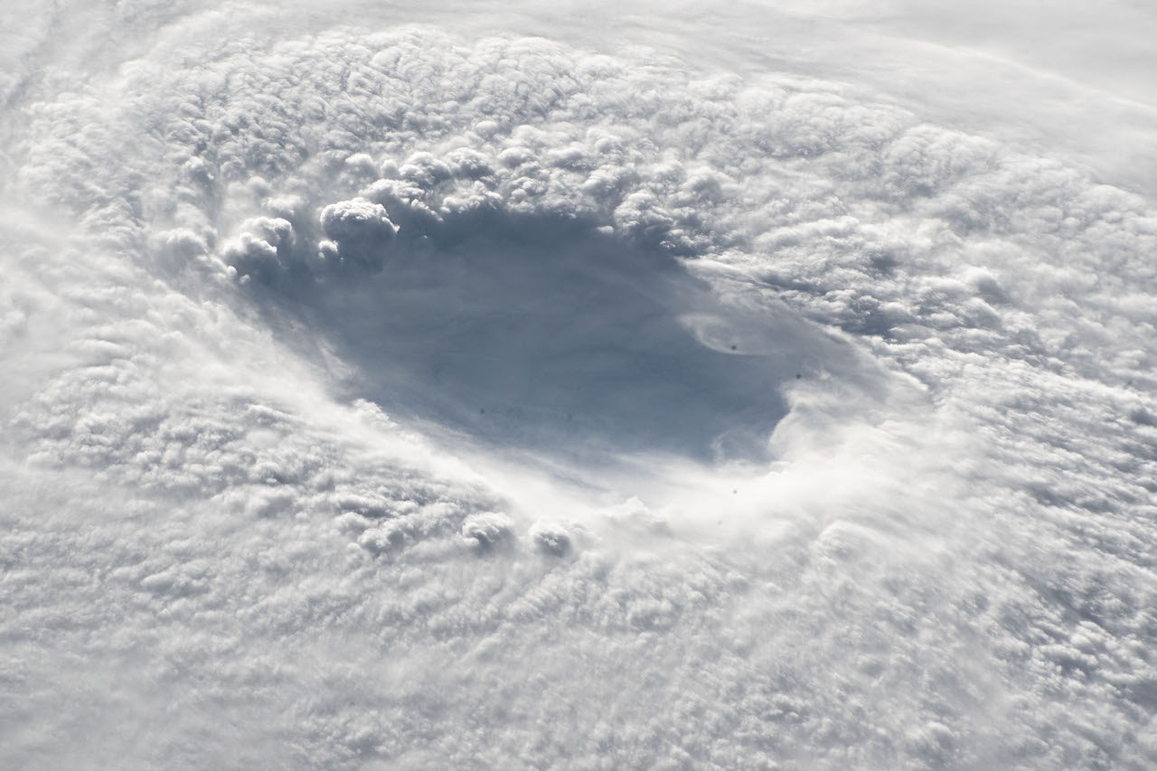 宇宙ステーションから見た22年の台風14号 ナンマドル アストロピクス