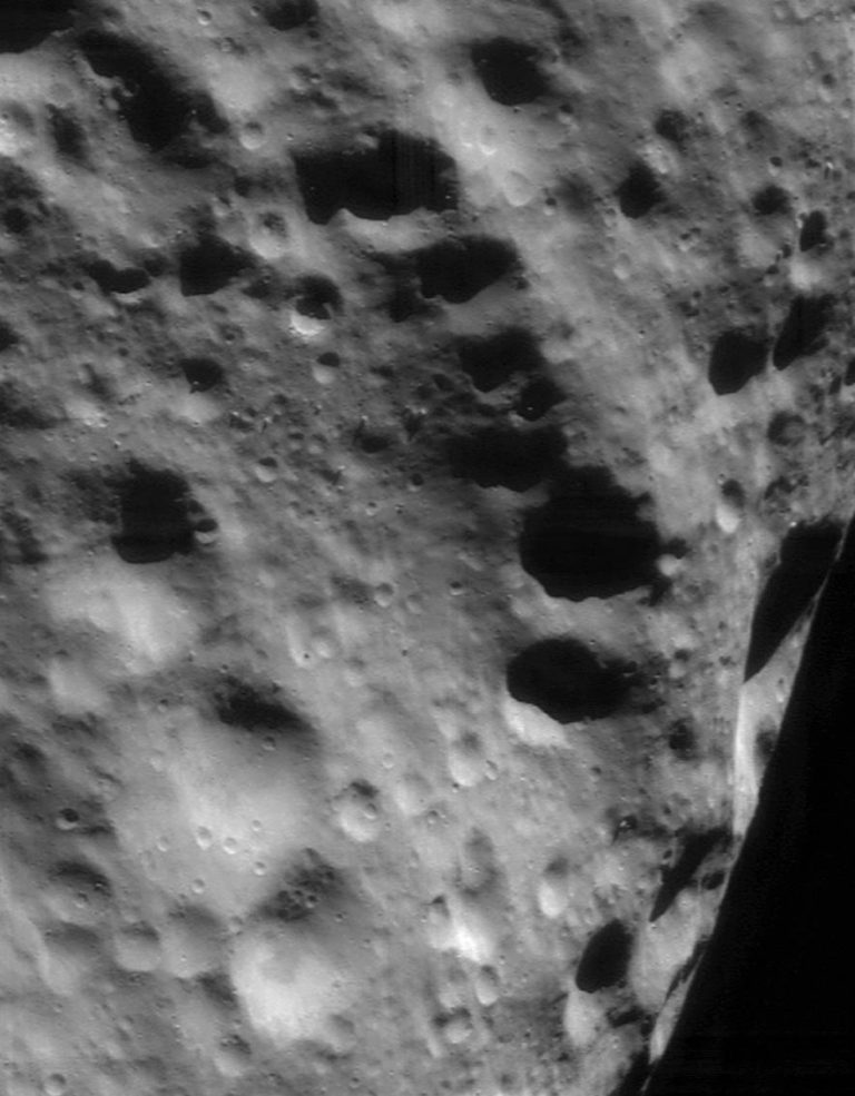 NEARシューメーカーがとらえた小惑星エロス(2000年9月21日撮影) アストロピクス