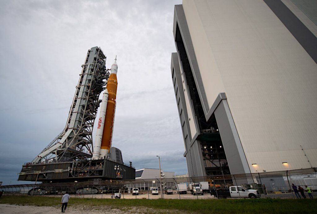 ハリケーンに備えてVAB（組立棟）に戻されるSLSロケット。2022年9月27日撮影。Image Credit: NASA/Joel Kowsky