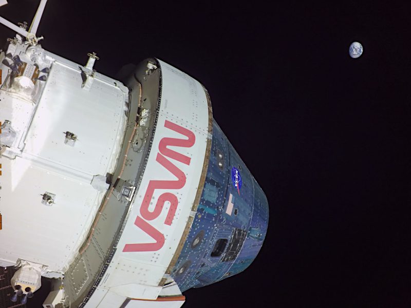 飛行11日目、オリオン宇宙船の太陽電池アレイの先端に取り付けられたカメラで撮影された宇宙船と地球。このときオリオン宇宙船は遠方逆行軌道にありました。