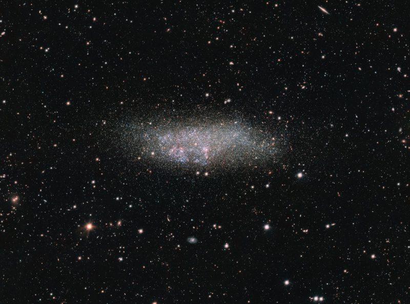 ESO（ヨーロッパ南天天文台）のVST（VLTサーベイ望遠鏡）に搭載された「OmegaCAM」で撮影されたWLM。Image Credit: ESO