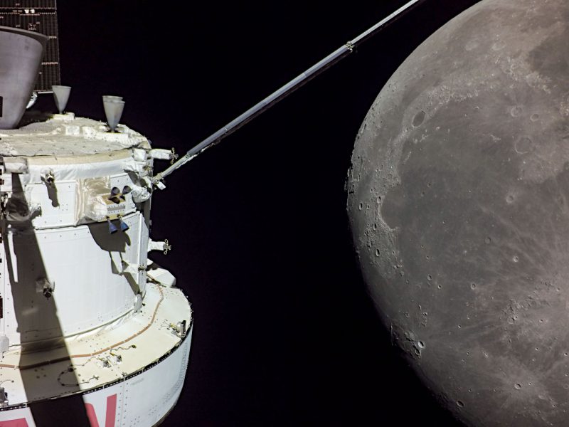 2022年11〜12月に行われたアルテミス1ミッションでのオリオン（オライオン）宇宙船と月。画像は12月5日の月でのフライバイの際に撮影されたもの。Image Credit: NASA
