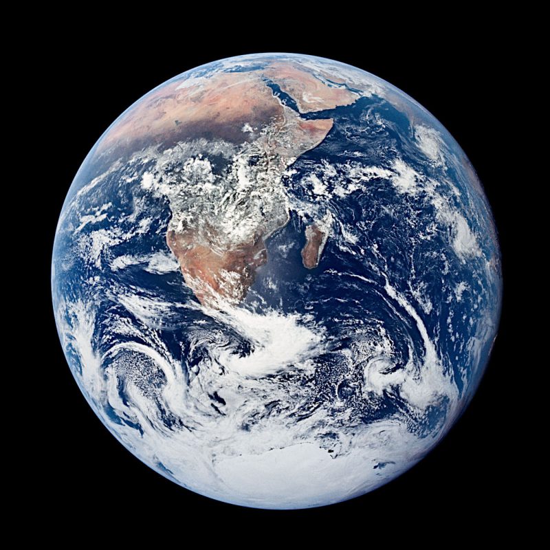地球の水は、水素大気と高温のマグマが接触し、水素と酸素分子が反応してできたとする説が発表されました。アメリカ、カリフォルニア大学ロサンゼルス校（UCLA）のEdward Young氏、カーネギー研究所のAnat Shahar氏らによる研究成果です。Image Credit: NASA