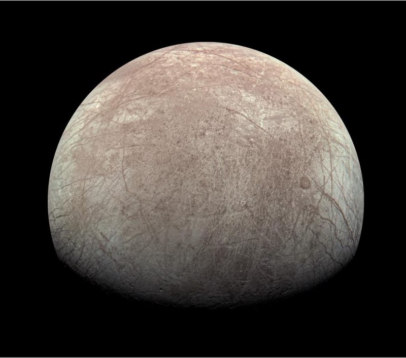 ジュノー探査機がとらえたエウロパ。Image Credit: Image data: NASA/JPL-Caltech/SwRI/MSSS; Image processing: Kevin M. Gill CC BY 3.0