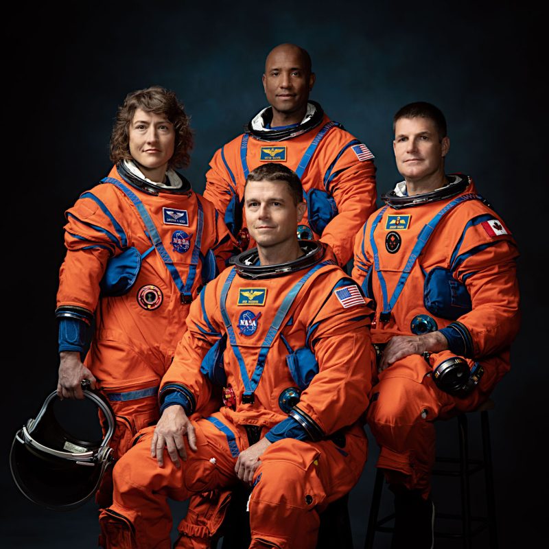 アルテミス2の4人の宇宙飛行士。左がクリスティーナ・コック飛行士、中央手前がリード・ワイズマン飛行士、中央後ろがビクター・グローバー飛行士、右がジェレミー・ハンセン飛行士。
