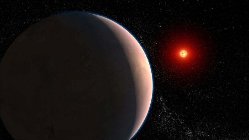 赤色矮星とその周囲を公転する岩石惑星GJ 486 bの想像図。この惑星系は、おとめ座の方向、地球から26光年の距離にあります。これまでガス惑星で水蒸気が検出されたことはありますが、岩石の系外惑星で検出が確認されたことはありません。水蒸気の大気は恒星からの熱や放射により徐々に浸食されると予想されます。そのため、もしGJ 486 bに大気が存在するとしたら、惑星内部から蒸気が噴出している可能性が高いと見られます。アリゾナ大学のSarah Moran氏らによる研究です。