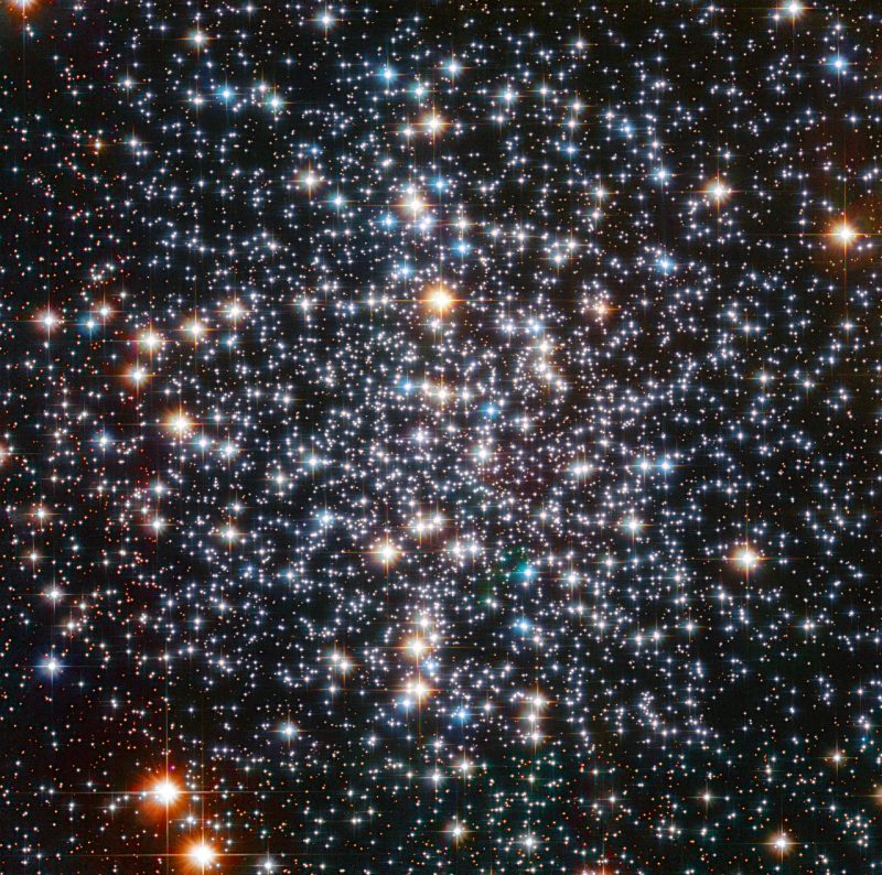 ハッブル宇宙望遠鏡がとらえた球状星団M4